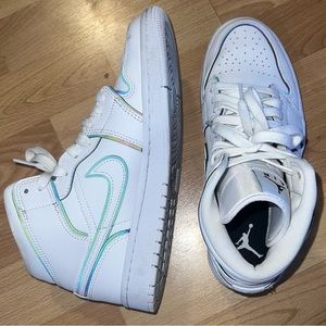 Women's Air Jordan 1 Mid SE, Iridescent